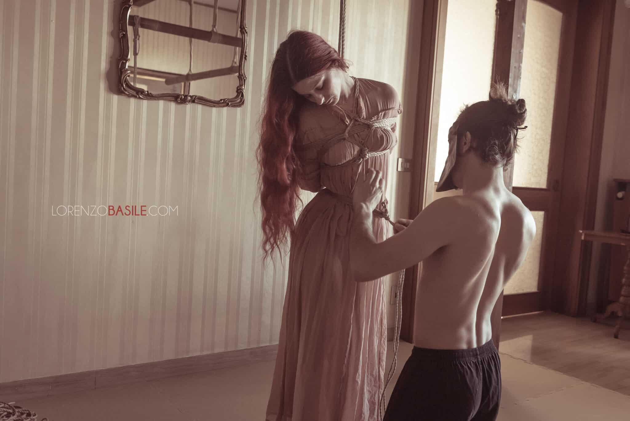 Coppia durante una sessione di kinbaku