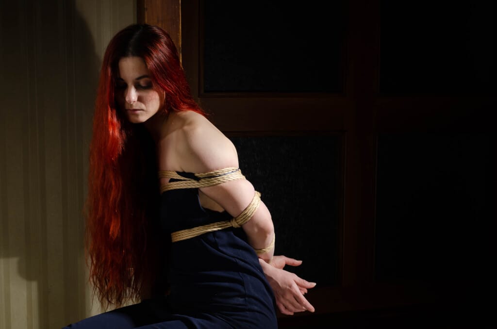 Ritratto finale di Marta seduta, assorta dopo la ricerca sull’hashira