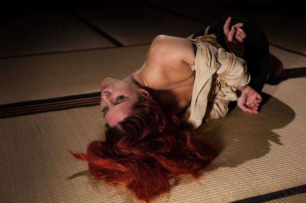 Marta reclinata sul tatami con il vestito aperto attorno alle spalle