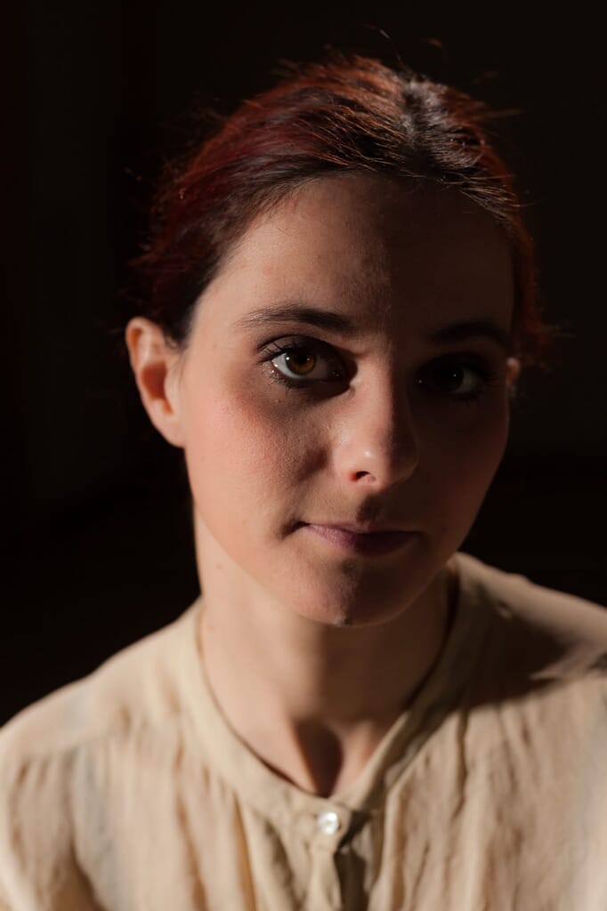 Ritratto ravvicinato di Marta Tenshiko nel sobrio vestito beige
