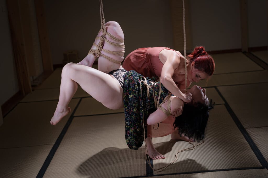 Tenshiko sostiene Elettris durante la transizione dal tatami alla sospensione