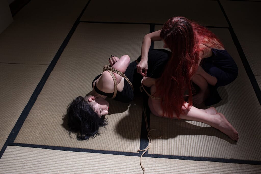 Tenshiko china su Elettris mentre sistema le corde, viste dall’alto sul tatami