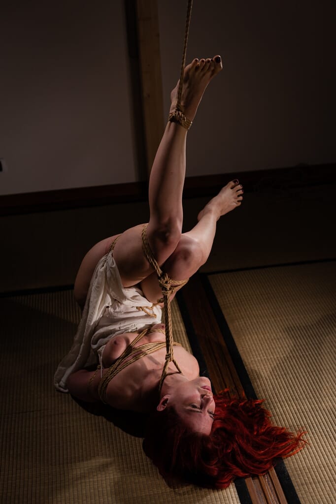 Marta Tenshiko on the floor with internally rotated hips and her feet opening outward