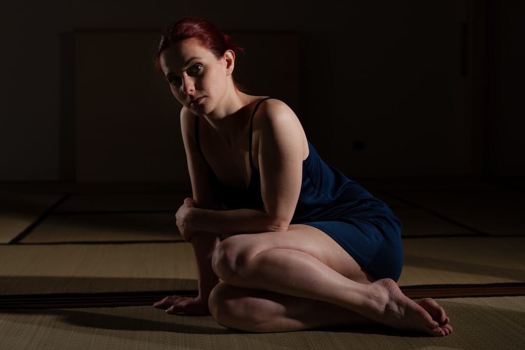 Marta Tenshiko seduta sul tatami prima dell'inizio del floorwork