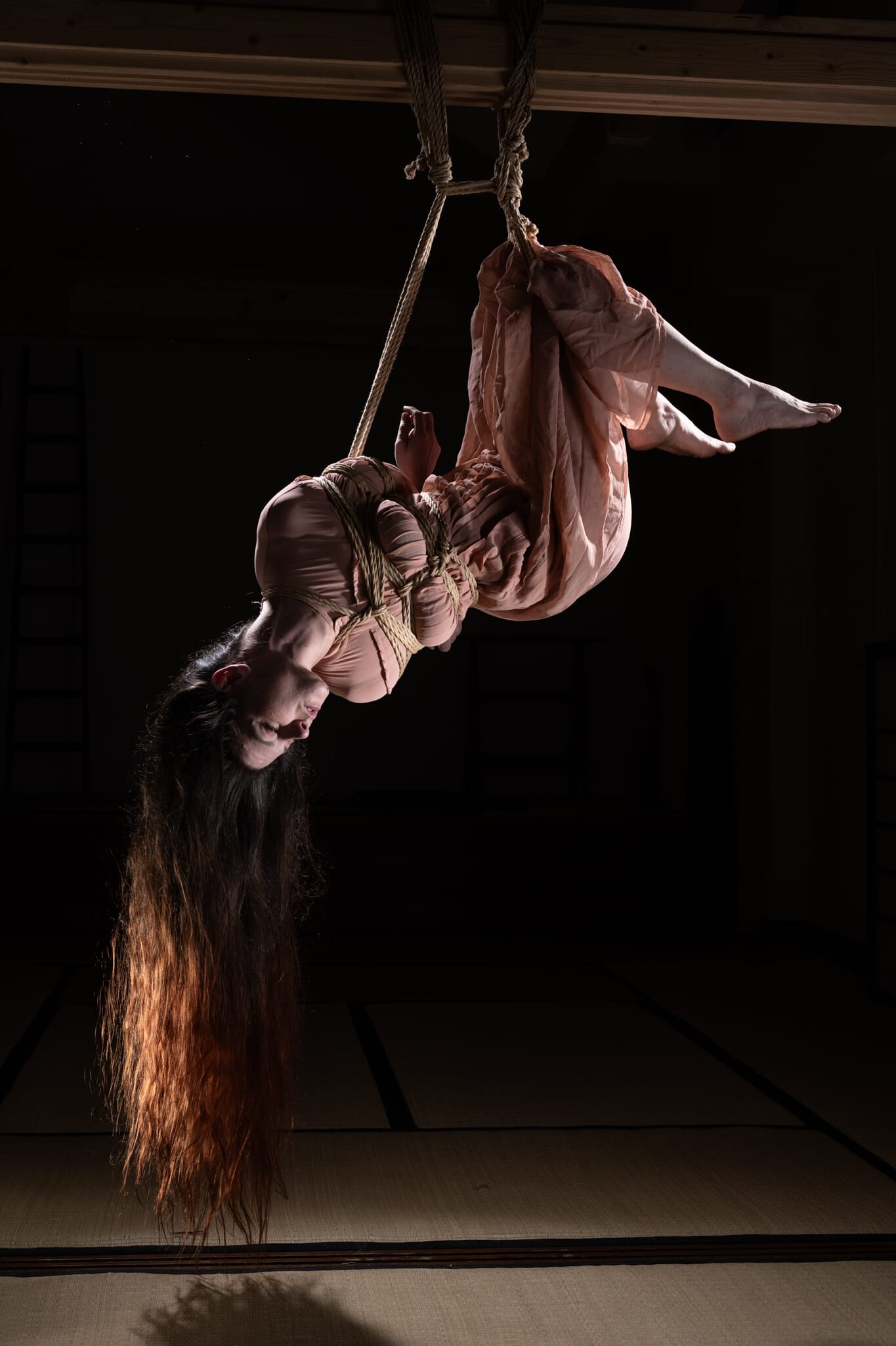 Kinbaku realizzato su una giovane donna