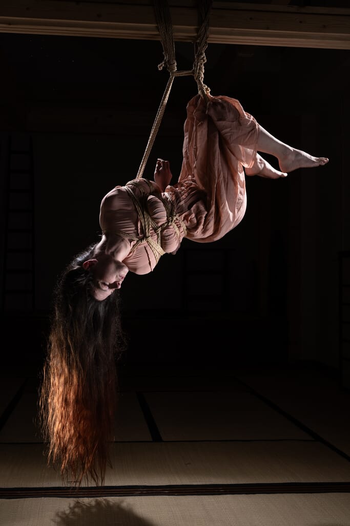 Kinbaku realizzato su una giovane donna