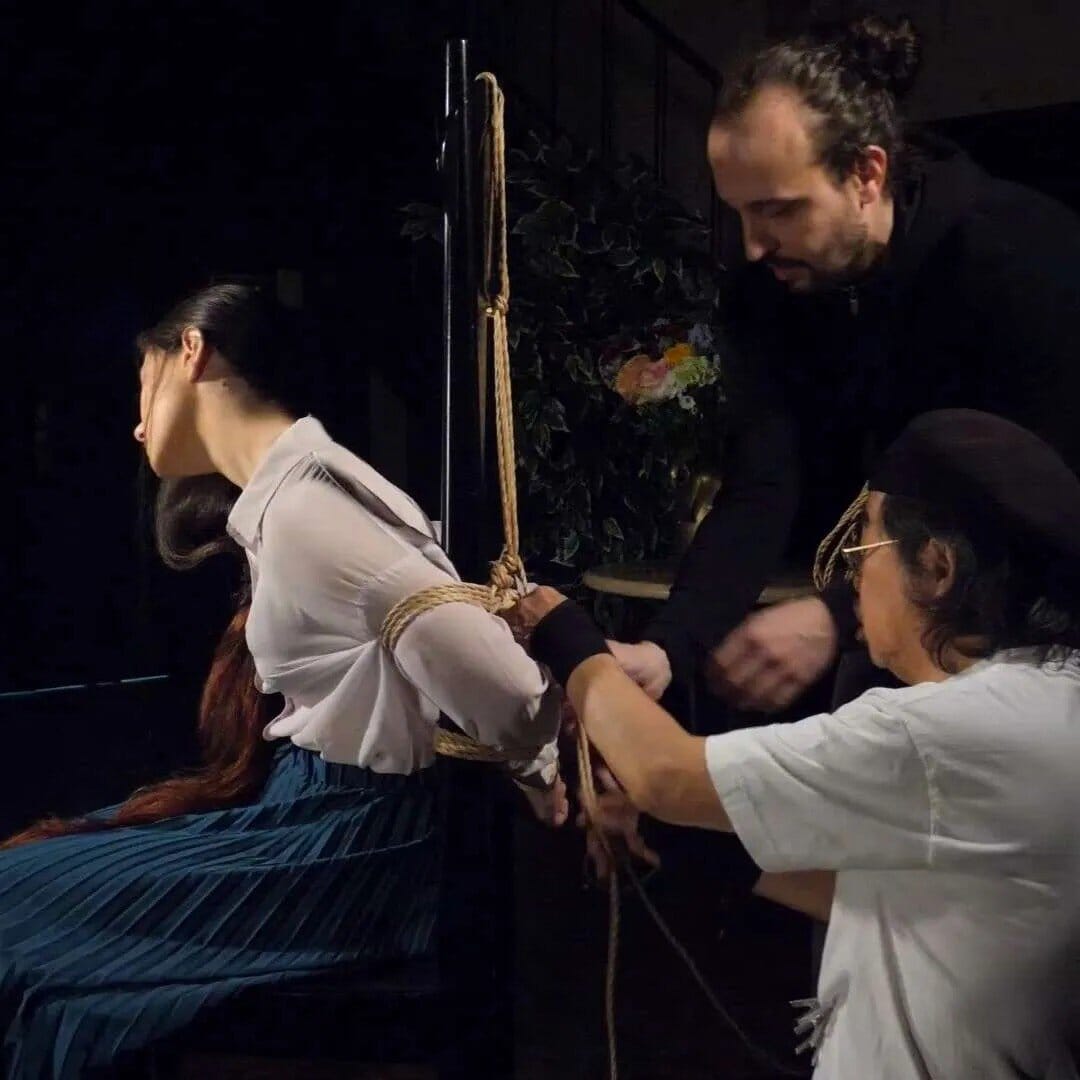 Kirigami lavora con il fotografo Sugiura Norio a Tokyo nel 2024