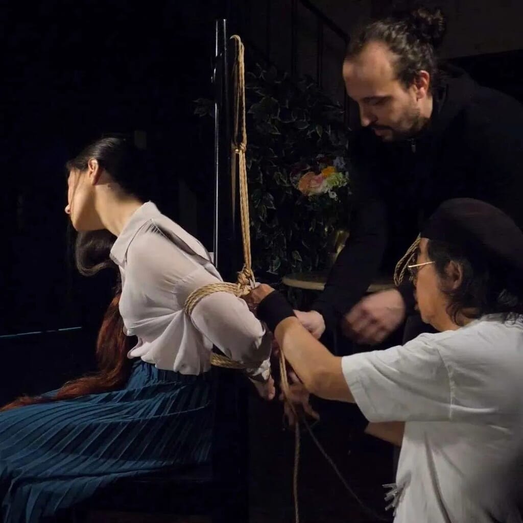 Kirigami lavora con il fotografo Sugiura Norio a Tokyo nel 2024